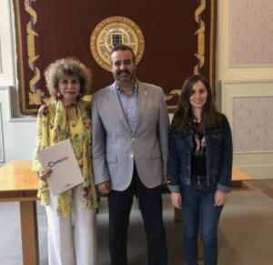Carolina Santana recogió la ayuda económica.