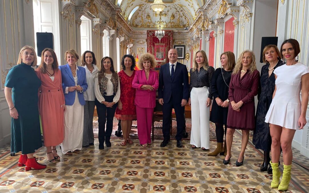 El alcalde de Las Palmas de Gran Canaria recibe a Charter 100 Gran Canaria en las Casas Consistoriales con motivo de la Cumbre FEDEPE