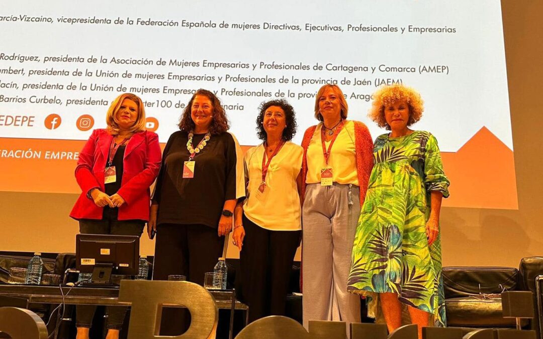 Nardy Barrios, presidenta de Charter 100 Gran Canaria, entre las 4 Ponentes de la Mesa  «La Revolución de la Sororidad en clave Networking» en la IV Cumbre FEDEPE en la Fundación Barrié de la Maza en Coruña