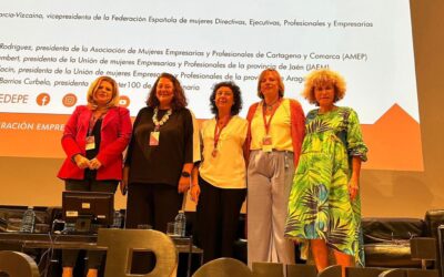 Nardy Barrios, presidenta de Charter 100 Gran Canaria, entre las 4 Ponentes de la Mesa  «La Revolución de la Sororidad en clave Networking» en la IV Cumbre FEDEPE en la Fundación Barrié de la Maza en Coruña